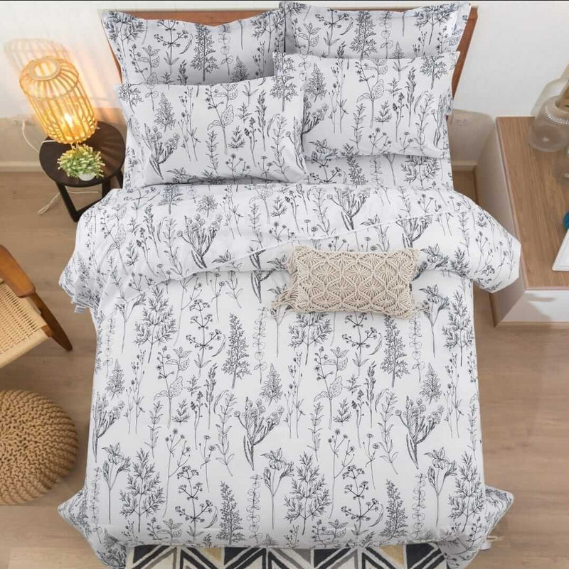 White Base Black Floral Comforter Set-Quilt Set (3Pcs)